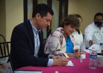 Firman convenio de colaboración la UTNL y Patronado de Damas de la AAA