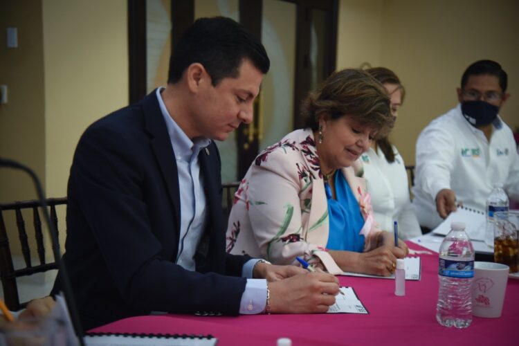 Firman convenio de colaboración la UTNL y Patronado de Damas de la AAA