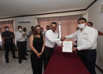 Gobernaré sin distingo ni rencores, ofrece Gattás tras recibir constancia de alcalde electo