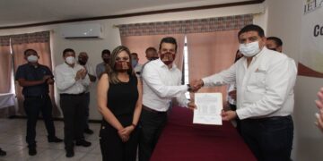 Gobernaré sin distingo ni rencores, ofrece Gattás tras recibir constancia de alcalde electo