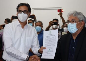 Erasmo González recibe constancia de Diputado Federal electo por Madero del INE