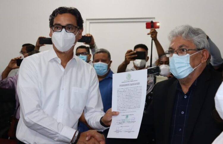 Erasmo González recibe constancia de Diputado Federal electo por Madero del INE