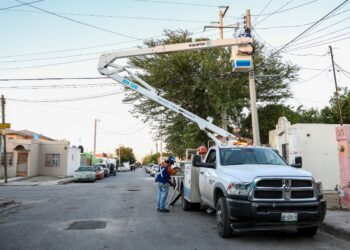 Resuelven 121 fallas de alumbrado en colonias de N. Laredo
