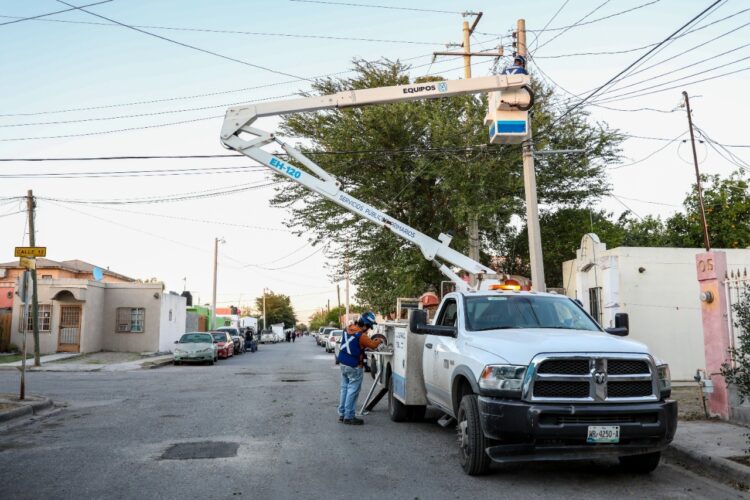 Resuelven 121 fallas de alumbrado en colonias de N. Laredo