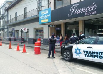 Se vence marquesina en céntrico edificio; PC acordona área para evitar tragedia