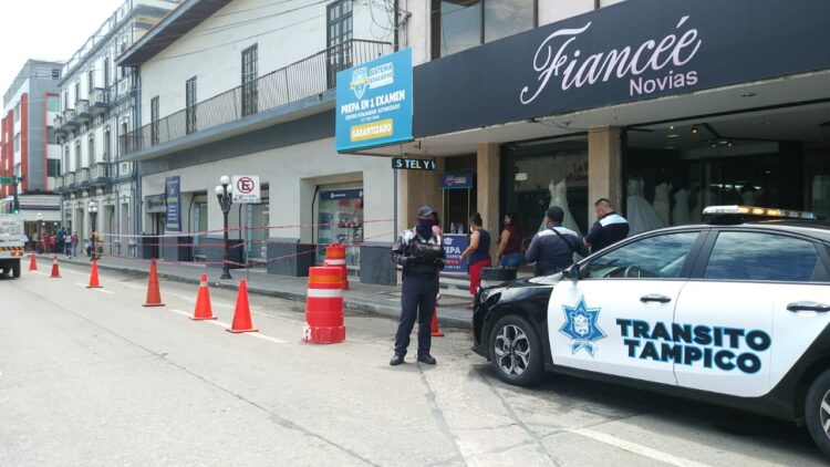 Se vence marquesina en céntrico edificio; PC acordona área para evitar tragedia
