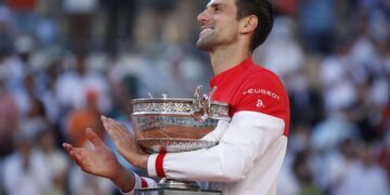 Djokovic se corona en Roland Garros; acecha a Federer y Nadal