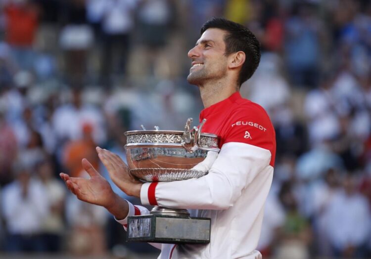 Djokovic se corona en Roland Garros; acecha a Federer y Nadal