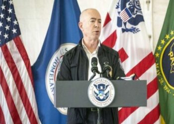 Llega a México el secretario de Seguridad Interior de EU