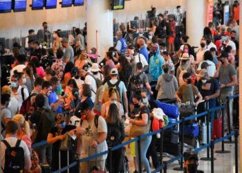 Continúa arribo masivo de turistas a Cancún sin medidas sanitarias
