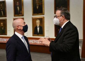 Ebrard promete a EU vacunación acelerada en municipios fronterizos