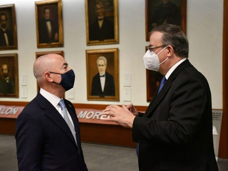 Ebrard promete a EU vacunación acelerada en municipios fronterizos