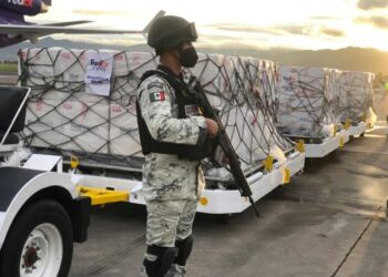 Llegan lotes de vacunas contra covid de Johnson & Johnson y Pfizer