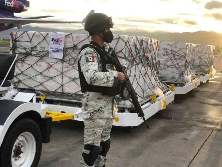 Llegan lotes de vacunas contra covid de Johnson & Johnson y Pfizer