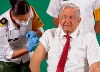 López Obrador recibe segunda dosis de vacuna contra Covid-19
