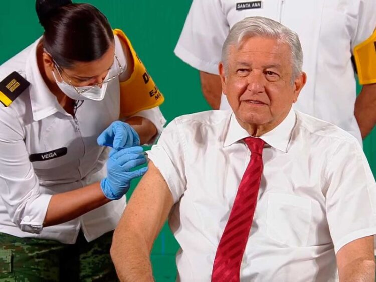 López Obrador recibe segunda dosis de vacuna contra Covid-19