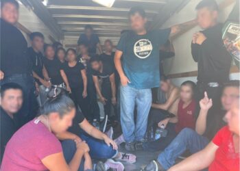 Encuentran 27 indocumentados en camión de mudanza en Laredo