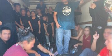 Encuentran 27 indocumentados en camión de mudanza en Laredo