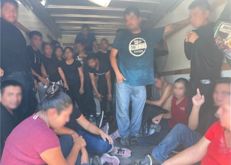 Encuentran 27 indocumentados en camión de mudanza en Laredo