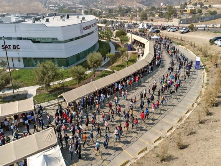 Largas filas para la vacuna en la frontera; inmunizan en 6 municipios de BC