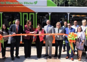 Laredo, Texas Proclama el “Día Sin Gasolina” y Presenta el Primer Autobús Híbrido-Diésel