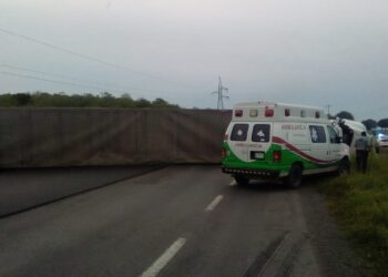 Vuelca tráiler  en ruta Victoria-Monterrey, chofer sale lesionado