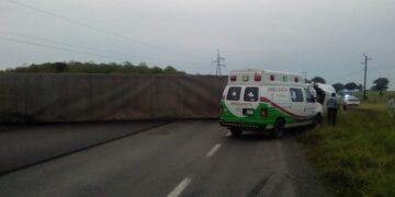 Vuelca tráiler  en ruta Victoria-Monterrey, chofer sale lesionado