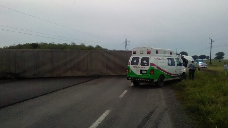 Vuelca tráiler  en ruta Victoria-Monterrey, chofer sale lesionado