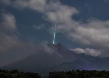 Meteorito cae del cielo y ‘entra’ en cráter de volcán en Indonesia