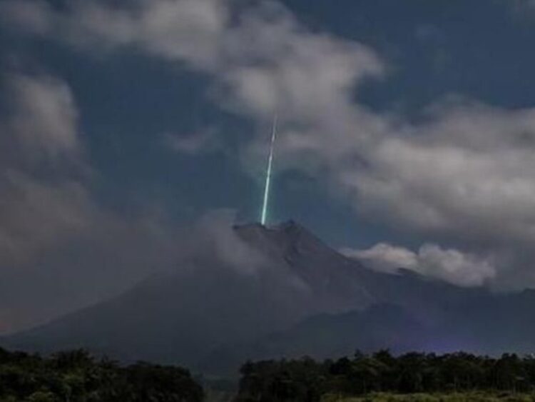 Meteorito cae del cielo y ‘entra’ en cráter de volcán en Indonesia