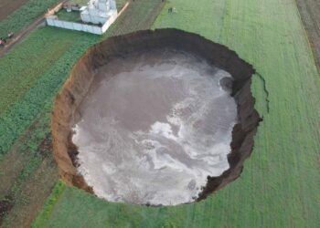 Socavón de 60 metros de diámetro se forma en Puebla; posible falla geológica