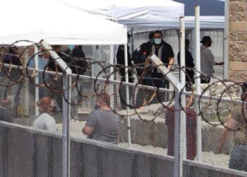 EU amplía restricciones de viaje en frontera con México al 21 de julio