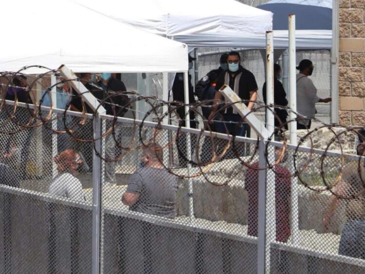 EU amplía restricciones de viaje en frontera con México al 21 de julio