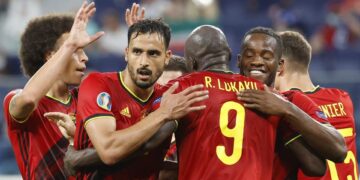 Bélgica gana 2-0 a Finlandia y avanza en la Eurocopa