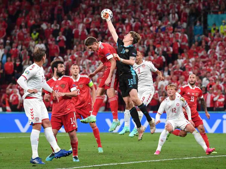 Dinamarca golea 4-1 a Rusia y tiene pase a octavos de Eurocopa