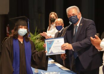 Entrega Sanmiguel premios del concurso  ‘DDT’ de preparatorias municipales