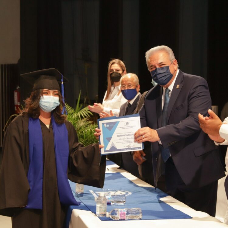 Entrega Sanmiguel premios del concurso  ‘DDT’ de preparatorias municipales