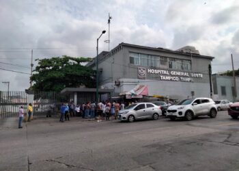 Por semáforo naranja cierran acceso en ISSSTE-Tampico; pacientes esperan en banqueta