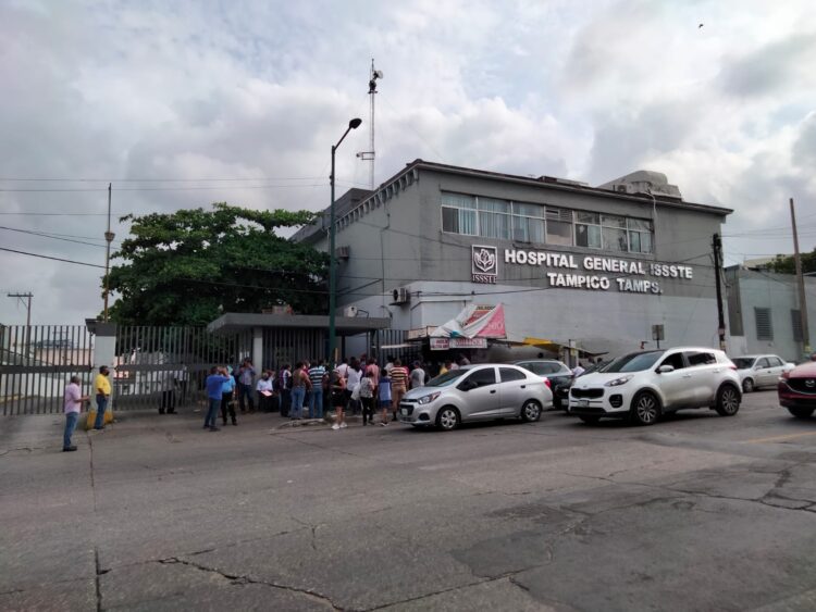 Por semáforo naranja cierran acceso en ISSSTE-Tampico; pacientes esperan en banqueta