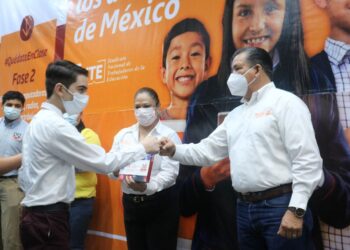 Con entrega de aparatos electrónicos SNTE fortalece educación de niñez