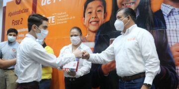 Con entrega de aparatos electrónicos SNTE fortalece educación de niñez