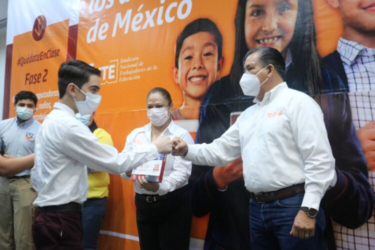 Con entrega de aparatos electrónicos SNTE fortalece educación de niñez