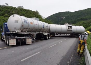 Vuelca trailer y bloquea por horas la carretera Victoria-San Luis Potosí