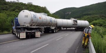 Vuelca trailer y bloquea por horas la carretera Victoria-San Luis Potosí