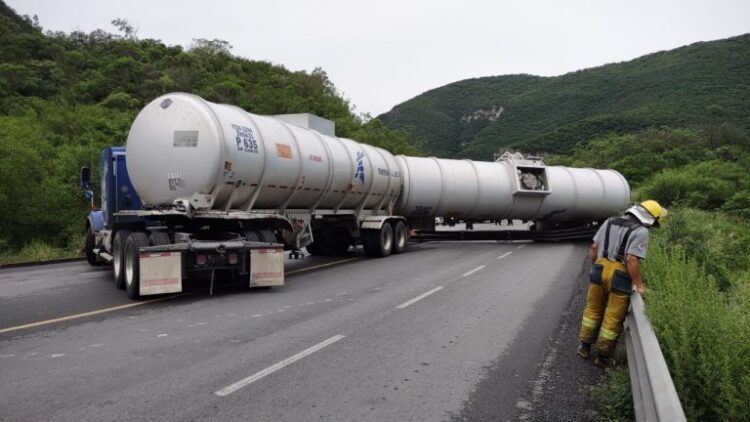 Vuelca trailer y bloquea por horas la carretera Victoria-San Luis Potosí