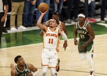 Trae Young comanda triunfo de Atlanta sobre Milwaukee
