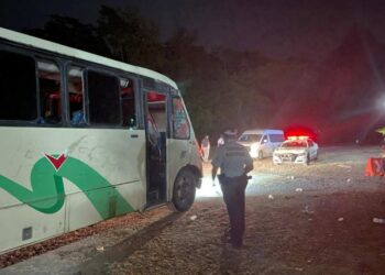 Rescatan a 108 migrantes que iban hacinados en autobús robado