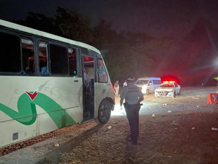 Rescatan a 108 migrantes que iban hacinados en autobús robado