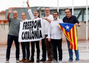 Líderes separatistas catalanes salen de prisión tras indulto