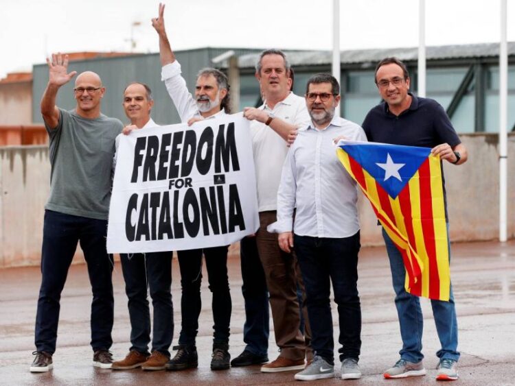 Líderes separatistas catalanes salen de prisión tras indulto